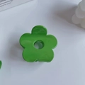 Dettaglio di un fermaglio per capelli a fiore verde erba su una scrivania bianca - Verde Erba Fluorescente