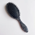 Moderne Haarbürste mit schwarz-weißem Fleck-Acetat-Finish und Luftkissenbasis - Geflecktes Schwarz