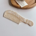 Dettaglio pettine a denti larghi in acetato marmorizzato su vassoio di legno - 13.5x4.2x0.4cm / Beige