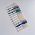 Peigne à dents larges en acétate avec dégradé marbré bleu, lilas et doré élégant - Dégradé Blanc Bleu