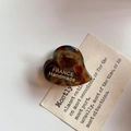 Detailed macro shot of a heart-shaped tortoiseshell hair claw with a glossy finish - 2# Blue Brown Tortoise Heart Style (2.5cm)