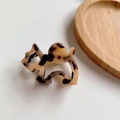 Close-up of tortoise shell pattern acetate dog hair claw clip on white background - 5.5cm*3.5cm / Light Leopard Dog