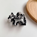 Detail of cute dog-shaped acetate hair claw clip with black and white floral pattern - 5.5cm*3.5cm / Black and White Dog Style