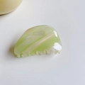 Detalle de textura de mármol verde claro en pinza de pelo de acetato con bordes pulidos - Semi-Circle Claw