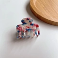 Pinza per capelli media in acetato con motivo marmorizzato rosso blu e bianco elegante - Rosso Floreale