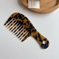 Tortoiseshell acetate wide-tooth hair comb with round handle hole on white background - 16.5x7x0.4cm / Leopard Print