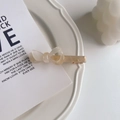 Minimalistische beige Haarklammer aus Acetat mit Marmortextur und goldener Metallbasis - Transparentes Gelb