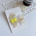 Molletta per capelli barboncino in acetato crema con fiocco giallo su cartoncino - Bianco Perla