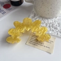 Pinza de pelo ondulada amarilla translúcida con purpurina dorada y acabado de resina - Amarillo / 8.8cm