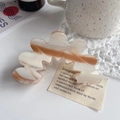 Pinza para el pelo minimalista con patrón jaspeado ámbar y crema en acetato - Café y Blanco / 8.8cm