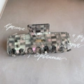 Dettaglio molletta per capelli in acetato a scacchi con texture iridescente dorata - Stile Rettangolare (10.5cm*4.5cm)