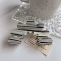 Elegante pinza para el cabello de acetato a rayas grises con bordes ondulados - Gris / 8.8cm