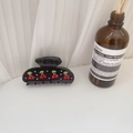 Pinza per capelli nera in acetato con motivi a ciliegia in cristalli rossi luccicanti - L Nero