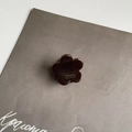 Mini braune Haarklammer aus Acetat in Blumenform mit goldenem France Handmade Logo - Dunkelkaffee