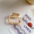 Pinza de pelo rectangular de acetato jaspeado crema con detalle de texto grabado - Beige (6.5cm)
