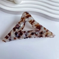 Pinza per capelli triangolare in acetato con trama marmorizzata marrone e crema - Caffè e Bianco