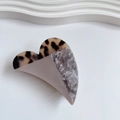 Elegante hartvormige haarklem van acetaat met schildpadpatroon en beige geometrisch design - Lichte Luipaardprint