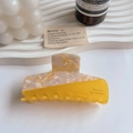 Minimalistische haarklem van acetaat in geel en crème met Frans logo accent - Rechthoekige Haarklem / 8.7cmx4.5cm