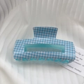 Detailweergave van de blauw-witte geblokte rechthoekige haarklem op witte stof - Blauw Geruit (Blauw Geruit Clip - 10cm*5cm)