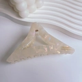 Pince à cheveux triangle en acétate blanc nacré avec lettrage doré et ressort en métal - Beige Irisé