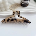 Elegant tortoiseshell large acetate hair claw clip with golden lettering on white tray - 11.3x4.5cm / Light Leopard