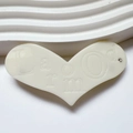 Barrette cœur blanc crème avec lettres en relief et un petit strass brillant élégant - crème