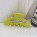 Dettaglio della pinza per capelli in acetato giallo con lettere in strass lucidi - 10cm*4.5cm / Verde