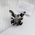Eleganter Schmetterling Haarklammer mit Schwarz-Weiß-Marmormuster und goldener Metallfeder - Schmetterlingsstil (XY-5)