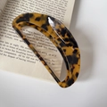 Pinza per capelli in acetato tartarugato con design traforato su libro vintage - Stampa leopardata