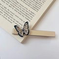 Elegante Franse acetaat vlinder haarklem in kaki geplaatst op een boekpagina - Beige Eén Vlinder