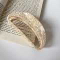 Pinza per capelli in acetato marmorizzato crema con incisione Creation France elegante - Beige