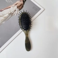 Detail van de groene marmeren handgreep op de massage haarkom met zwarte borstelharen - Klein Lang Handvat Groen (16.5cm*5cm 34g)