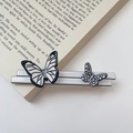 Franse vintage vlinder haarspeldjes set in zwart en wit acetaat op boekpagina's - Wit Twee Vlinders