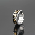Zilveren punk stalen ring met zwarte matte band en gouden stervormige patronen voor heren - US 7 / Goud & Zilver