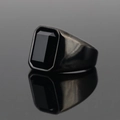 Bague chevalière homme en acier titane avec grand bijou rectangulaire noir et fini noir - Ton Noir Pierre Noire