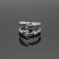 Anillo vintage de cuatro garras de águila en acero de titanio con textura gótica punk y reflejo - US 7 / Color Acero