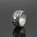 Vintage Flammen-Totem-Ring aus Edelstahl mit Reliefmuster und polierter Innenseite - US 6 / Stahlfarbe