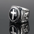 Anillo gótico vintage para hombre de acero inoxidable con inserto negro y relieve cruz - Talla 7 / Plateado