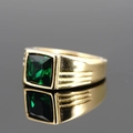 Anillo de hombre en acero inoxidable dorado con una piedra cuadrada verde esmeralda - US 7 / Banda de Oro Piedra Verde
