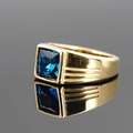 Anillo de hombre de acero dorado con una piedra preciosa azul cuadrada y rayas laterales - US 7 / Tono Dorado Ojo Azul
