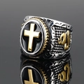 Anillo de cruz retro de acero inoxidable con esmalte negro y detalles en relieve dorado - Talla 7 / Dorado