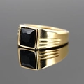 Anillo de hombre en acero inoxidable dorado con piedra negra cuadrada facetada - US 7 / Banda de Oro Piedra Negra