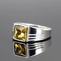 Herrenring aus Edelstahl in Silber mit einem großen quadratischen gelben Edelstein - Silberton Gelber Edelstein