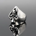 Anillo punk de calavera y picas retro con acabado plateado y detalles negros - US 7 / Color Acero