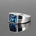 Herrenring aus silbernem Edelstahl mit einem quadratisch geschliffenen blauen Edelstein - Silberton Blaues Auge