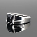 Herrenring aus silbernem Edelstahl mit einem quadratisch geschliffenen schwarzen Edelstein - Silberband Schwarzer Edelstein