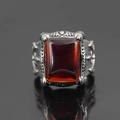 Herren Retro Punk Ring mit großem rotem Edelstein und Drachenschuppen Textur - US 7 / Antiksilber Roter Strass