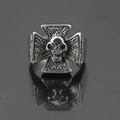 Gotischer Punk 3D Totenkopf und Eisenkreuz Ring in Vintage Silber auf Spiegelhintergrund - US 7 / Stahlfarbe