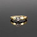Gouden hartvormige kristallen ring met kralenband ontwerp op zwarte achtergrond - US 7 / Goud