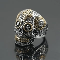 Vintage Punk Herren Totenkopf Ring aus Silber Gold Stahl mit gotischen Kreuz Gravuren - Größe 7 / Zweifarbig Gold und Silber